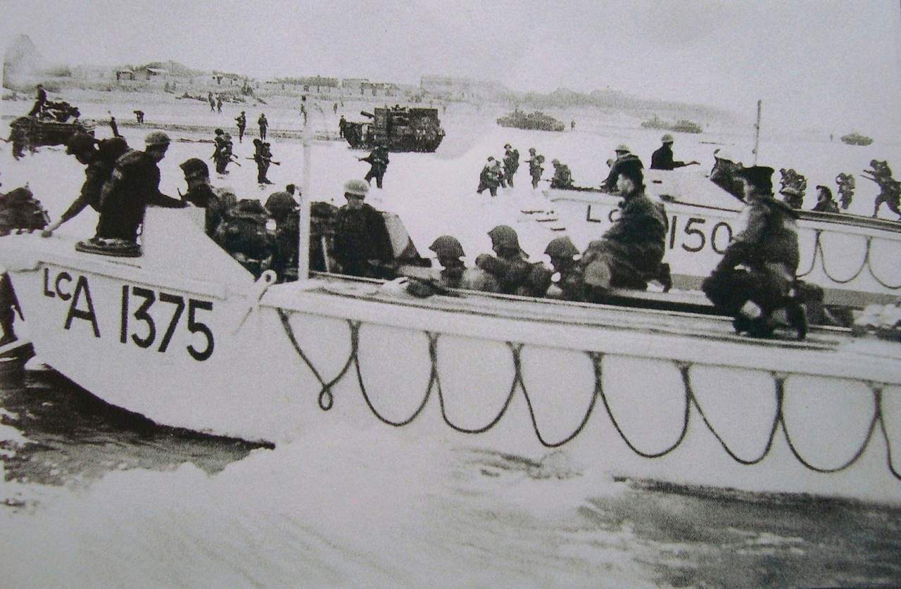 19 CANUCKS, LIMEYS & YANKS THE MILITARY ‘OCCUPCATION’ OF THE WITTERINGS, 1940 45 (5) Military on boats